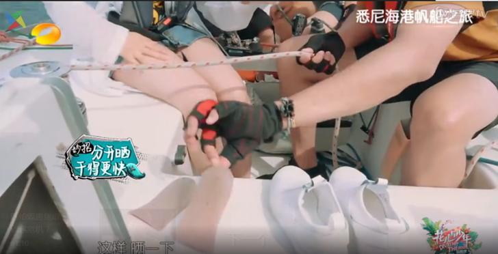 江疏影桃红色夏天防晒服,花少3江疏影古力娜扎快乐大本营