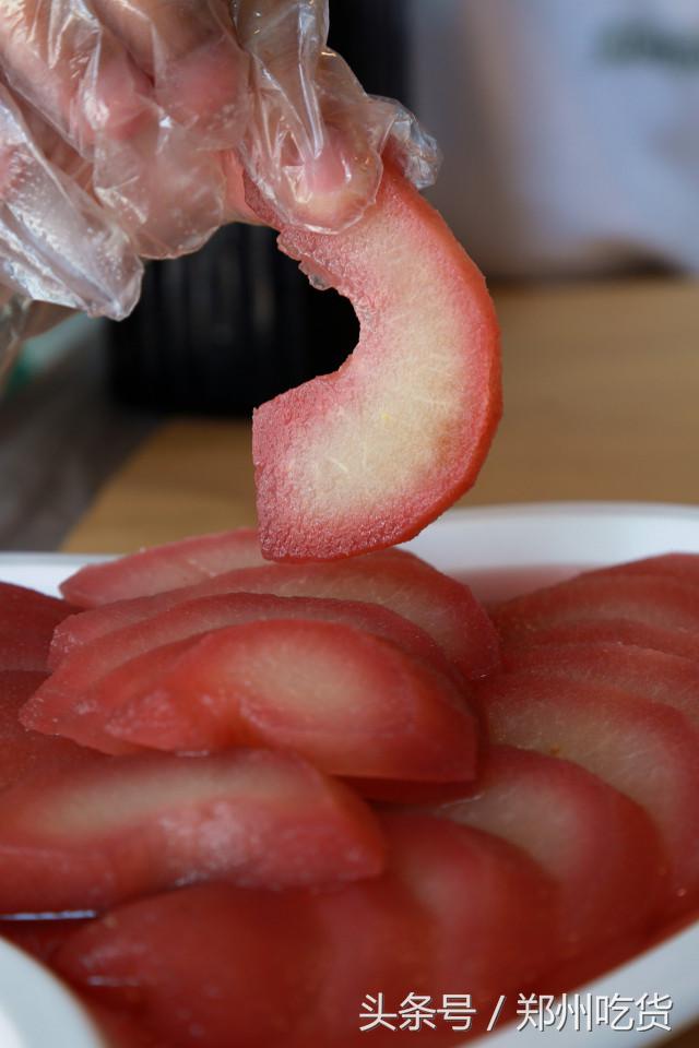 几个意思？去郑州南阳路吃海鲜,服务员你把菜倒桌上就跑？