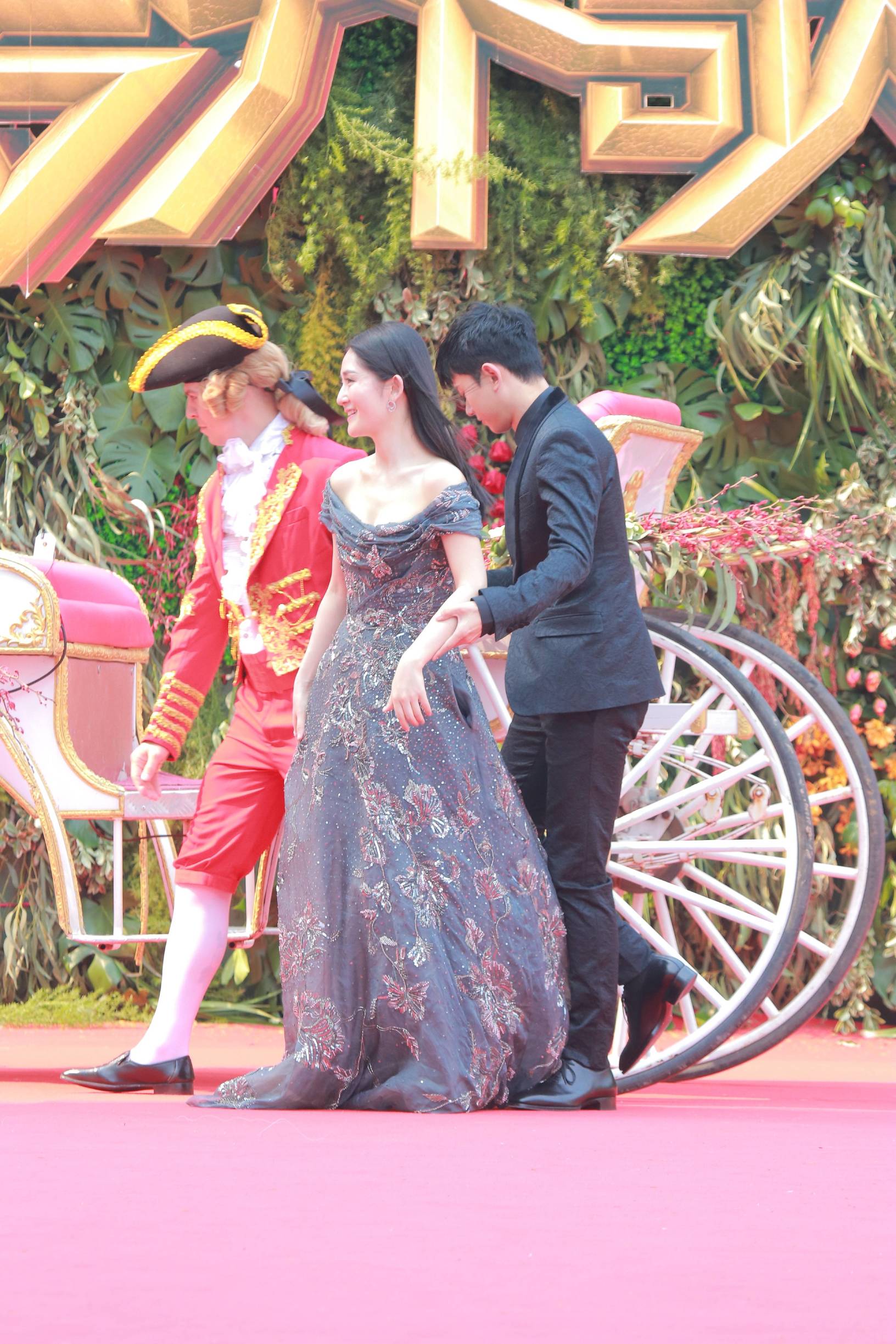 谢娜秒穿人鱼裙,谢娜礼服乘风破浪