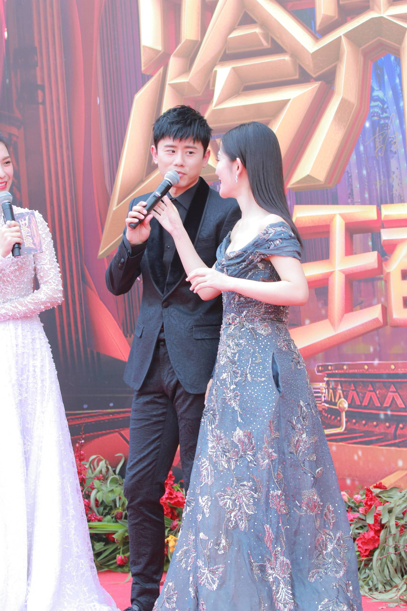 谢娜秒穿人鱼裙,谢娜礼服乘风破浪