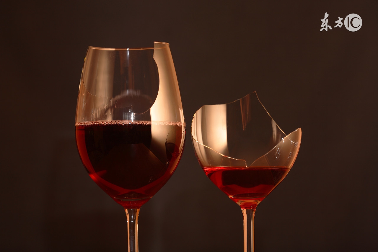 准备保存自酿葡萄酒时，发现还在冒泡，这时可以保存吗，如何处理