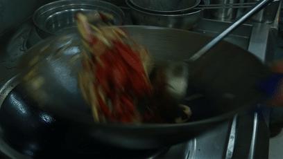 几个意思？去郑州南阳路吃海鲜,服务员你把菜倒桌上就跑？