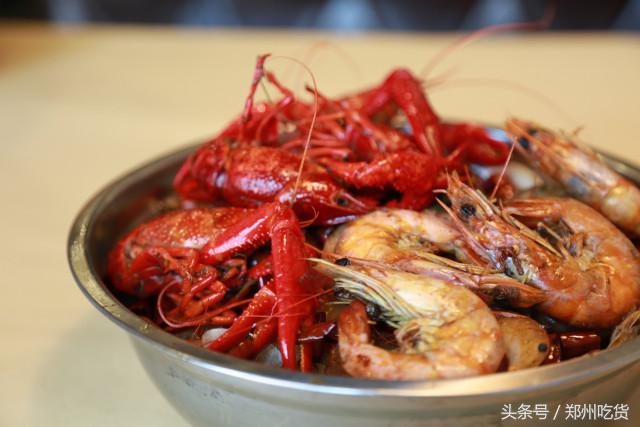 几个意思？去郑州南阳路吃海鲜,服务员你把菜倒桌上就跑？