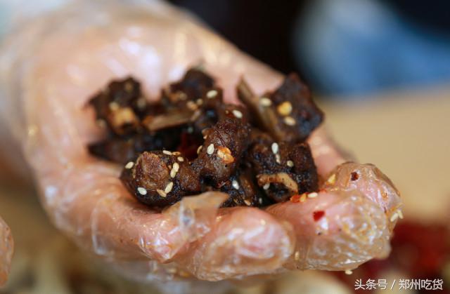 几个意思？去郑州南阳路吃海鲜,服务员你把菜倒桌上就跑？