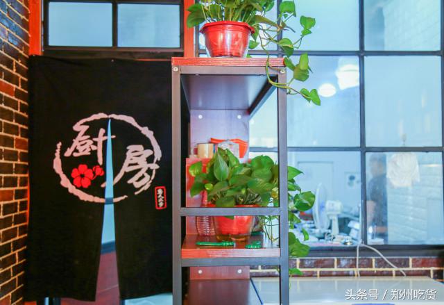 几个意思？去郑州南阳路吃海鲜,服务员你把菜倒桌上就跑？