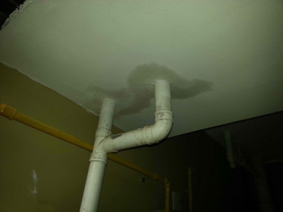 楼上阳台经常漏雨沟通没用怎么办,阳台顶漏水是什么原因引起的