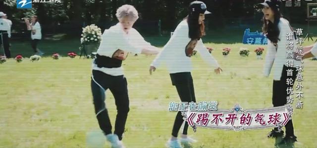 鹿晗和迪丽热巴在足球场,鹿晗跟迪丽热巴踢球