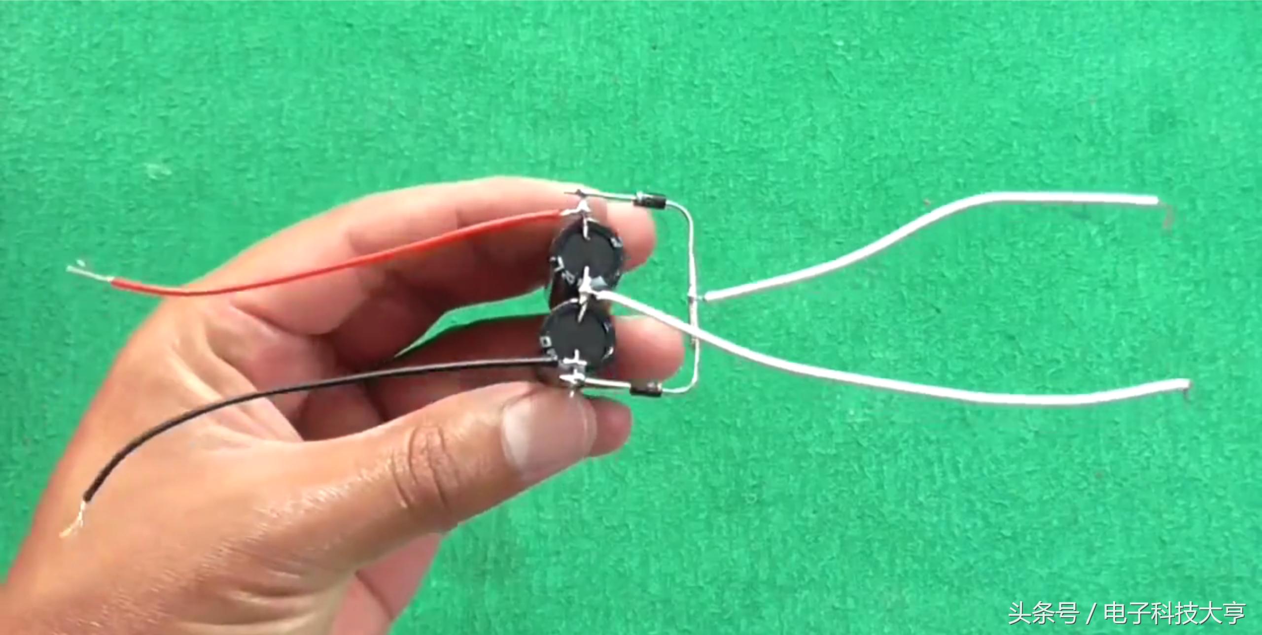 最简单的升压电路只需要一个电容,四个元件自制升压电路