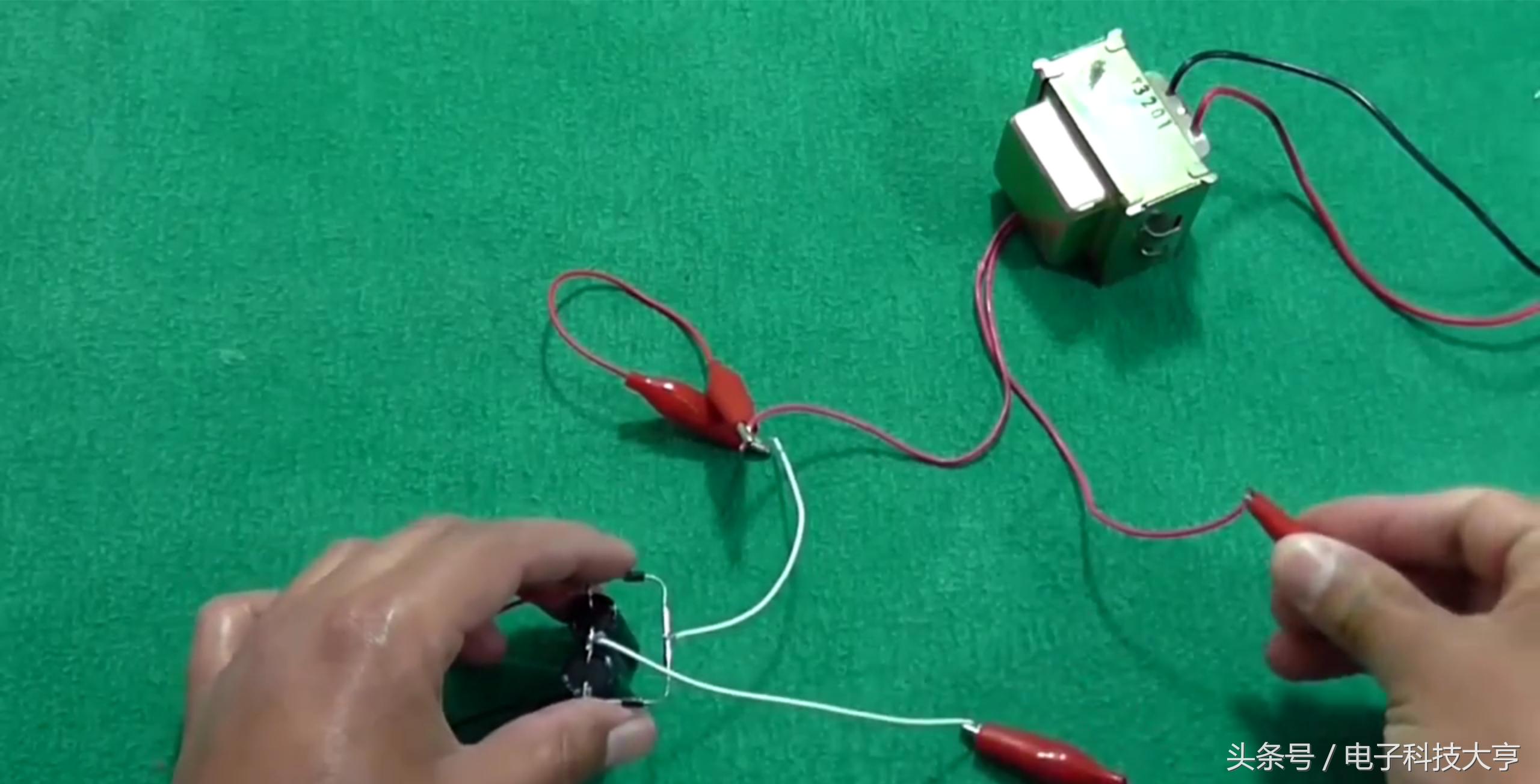 最简单的升压电路只需要一个电容,四个元件自制升压电路