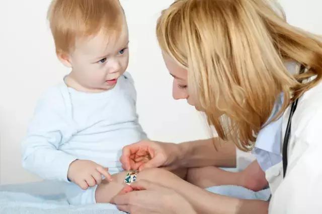 8个月宝宝发烧退热贴管用么,宝宝额头摔肿了用退烧贴可以吗