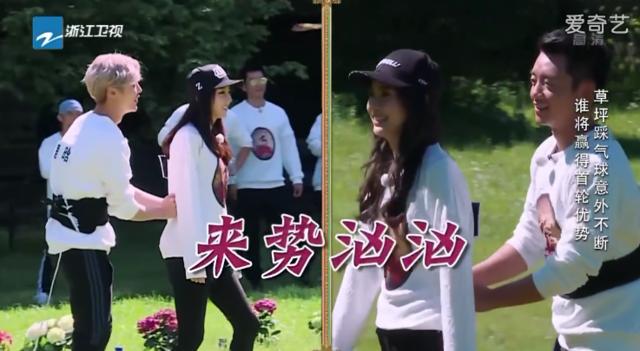 鹿晗和迪丽热巴在足球场,鹿晗跟迪丽热巴踢球