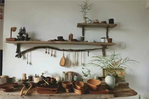 远离市区20公里住在月租600元的房子里，却可以在屋前看麦田，屋后看竹林，自给自足的生活是这样啊~