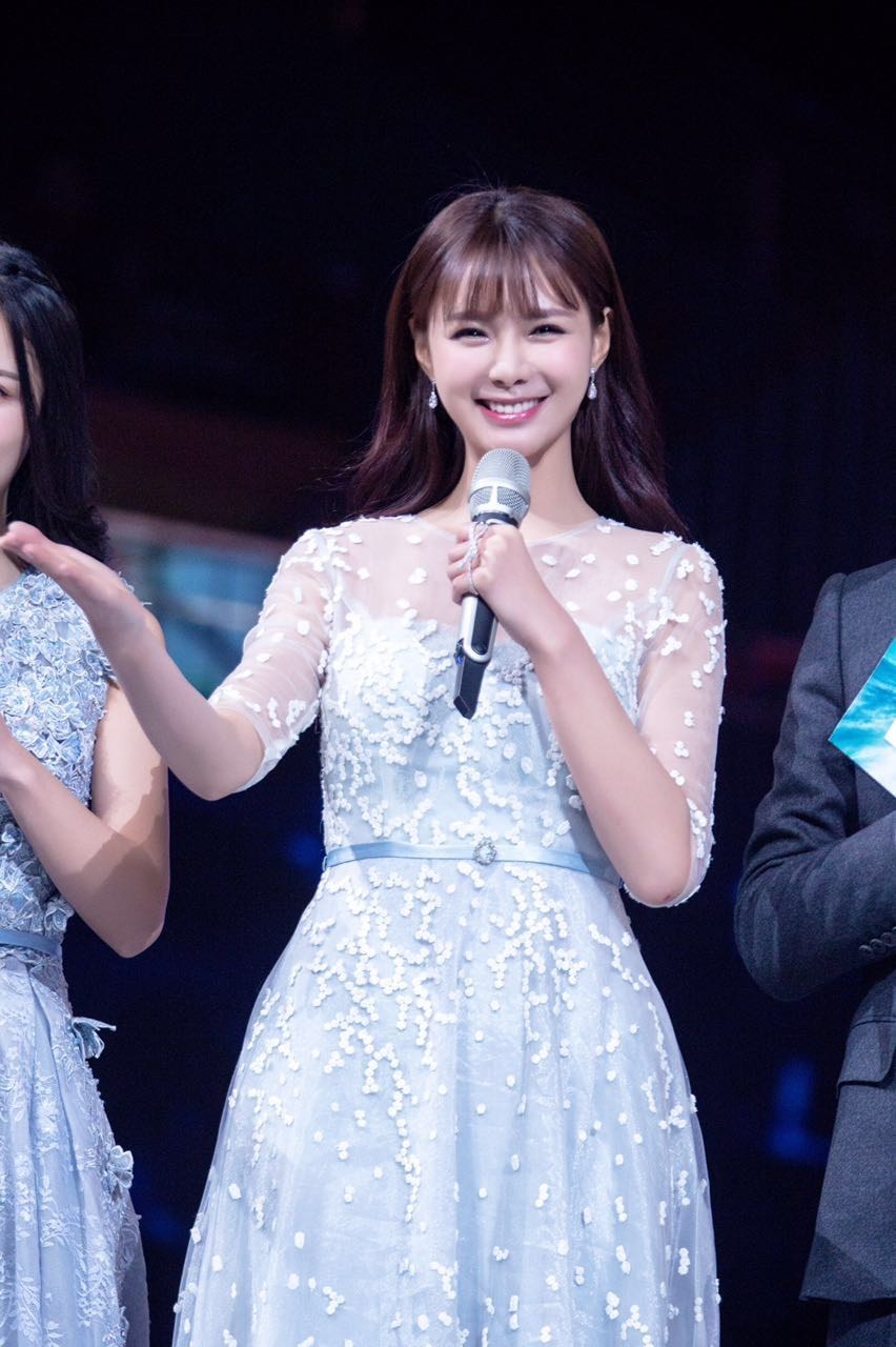 不说主持功力，就演技而言，你更看好湖南卫视那位女主持人？