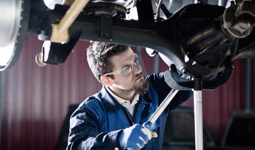 身边有个做维修的朋友,汽修业的人推荐买什么车