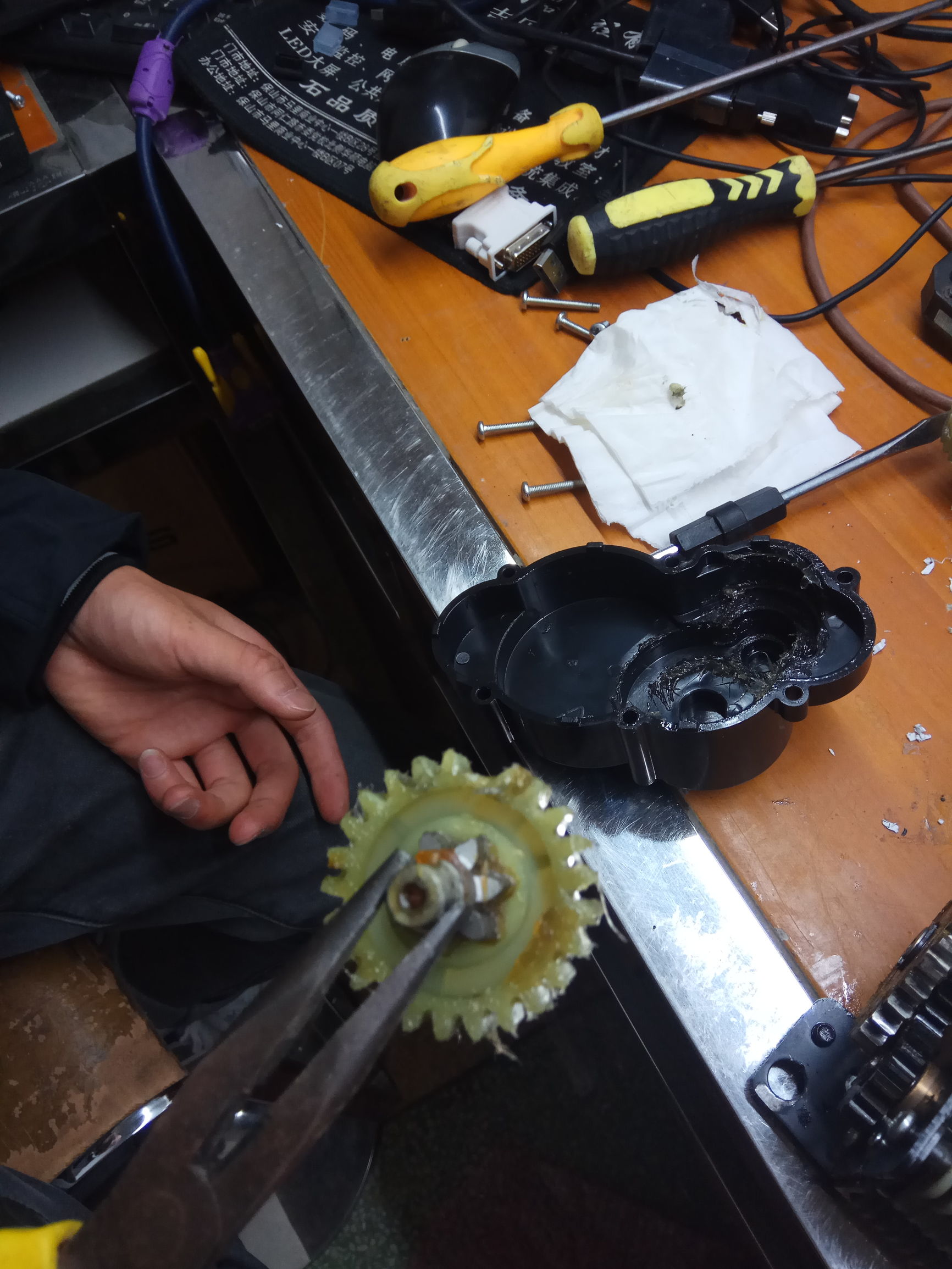 碎纸机纸没满为何一直显示满纸,碎纸机不进纸空转怎么解决