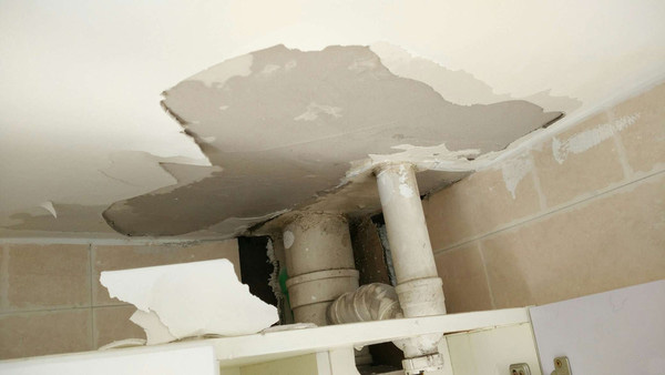 楼上阳台经常漏雨沟通没用怎么办,阳台顶漏水是什么原因引起的