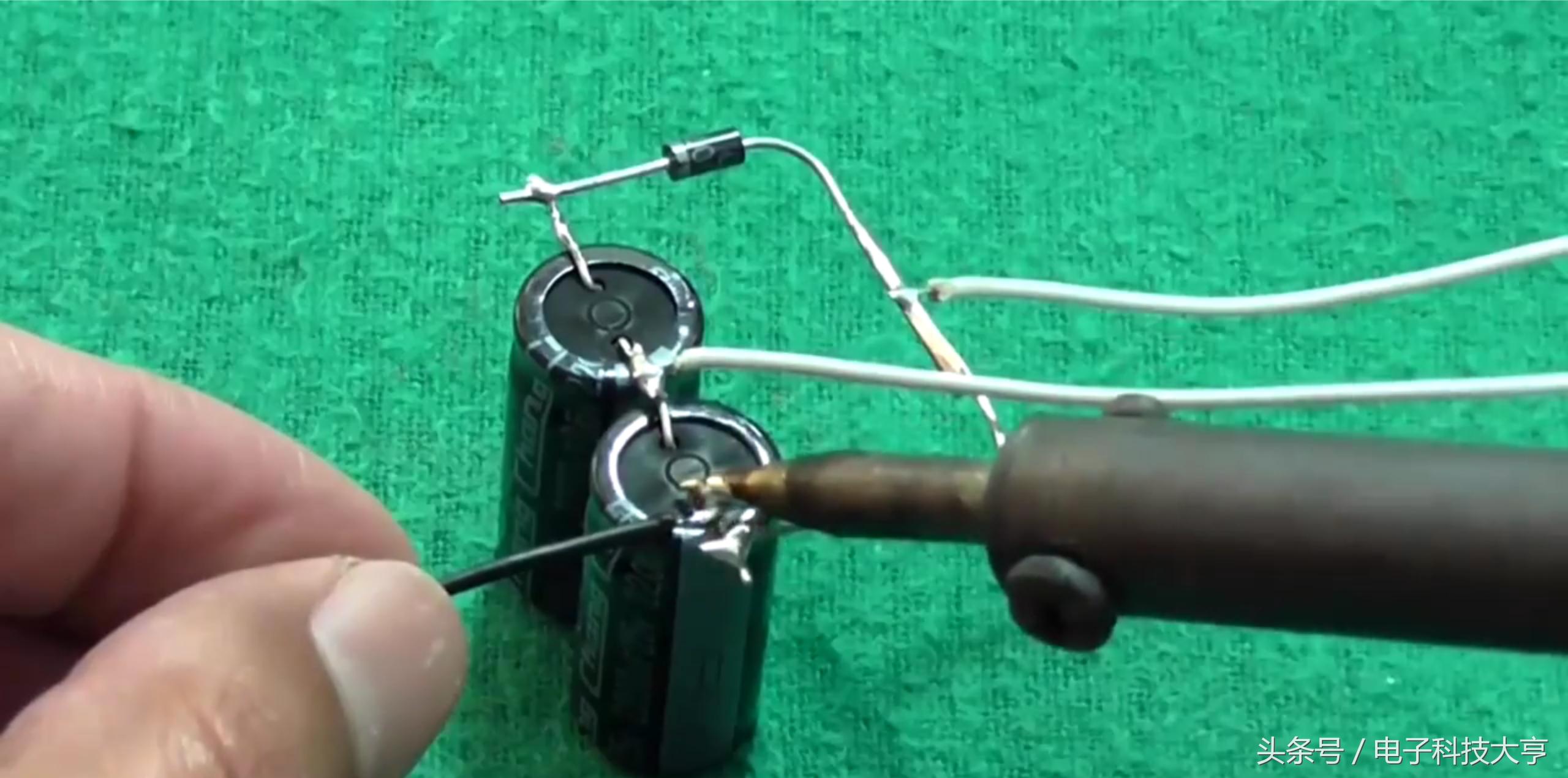 最简单的升压电路只需要一个电容,四个元件自制升压电路