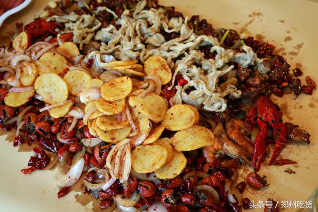 几个意思？去郑州南阳路吃海鲜,服务员你把菜倒桌上就跑？