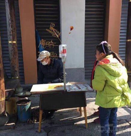 舔第二碗时，丈母娘拉我的手说：放这儿吧！等下我来洗