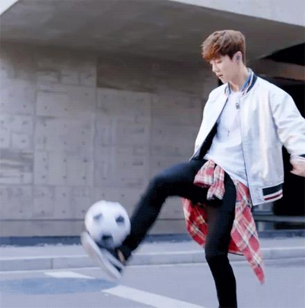 鹿晗当校草有多爽,鹿晗全能鹿校草唱歌跳舞织毛衣