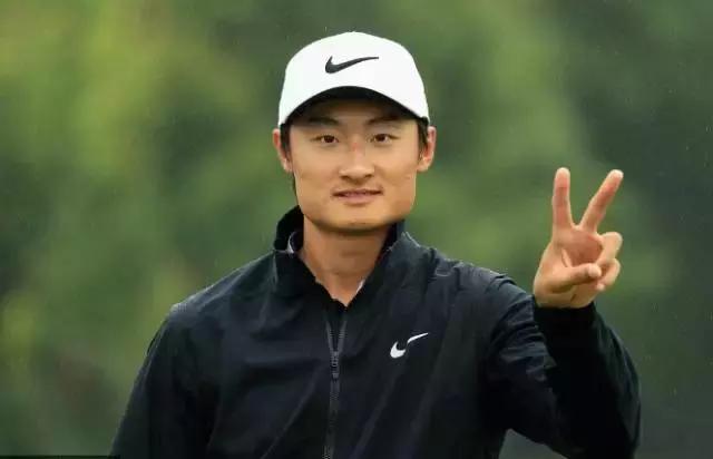 妈妈帮儿子在有鳄鱼的湖里捡球杆，中国高球一哥还没断奶吗