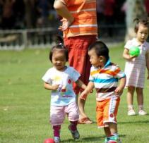 小女孩把别人的眼睛踢肿了，她奶奶说，踢死你也够不着判刑！