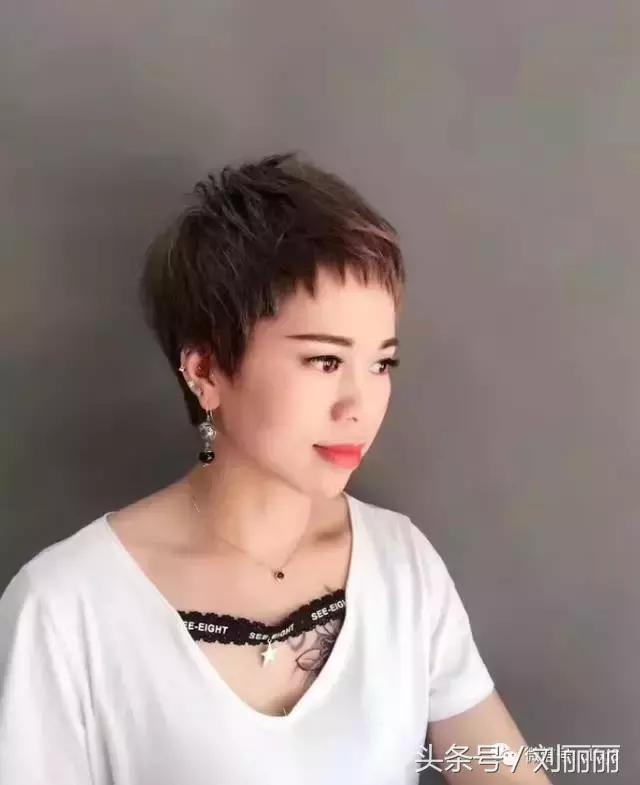 今年流行的发型中发,今年流行新式发型