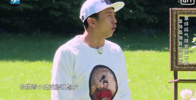 鹿晗和迪丽热巴在足球场,鹿晗跟迪丽热巴踢球