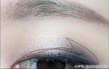 适合夏天扎的简单盘发,特别热的天怎么扎头发