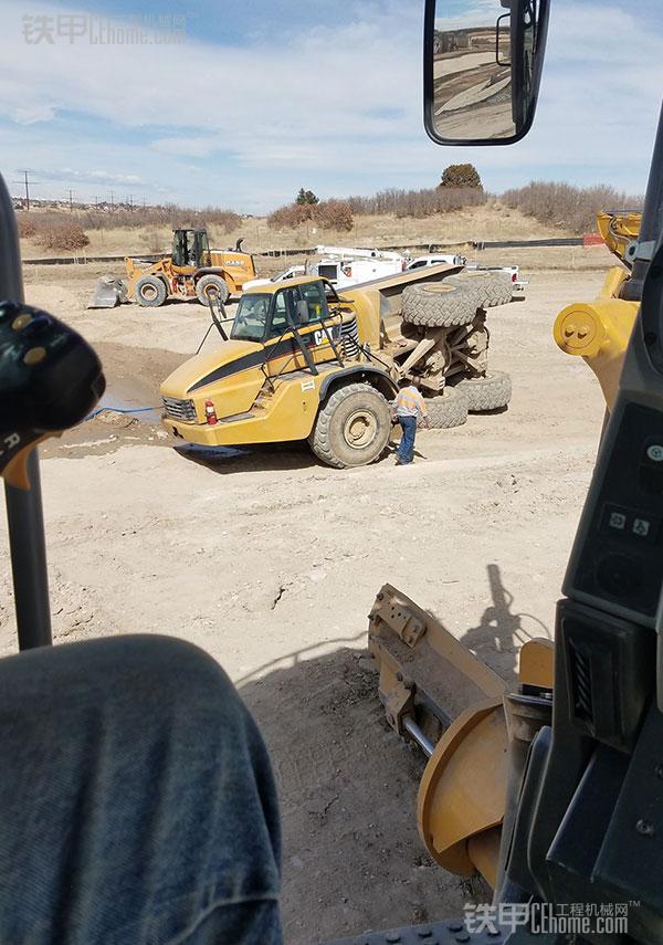 新来的菜鸟又把“挖掘机”开翻了！每周工程机械酷图（18）