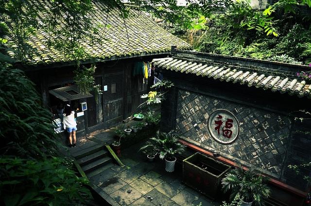 躲得过对酒当歌躲不过夜深人静,躲得过对酒当歌的夜却躲不过