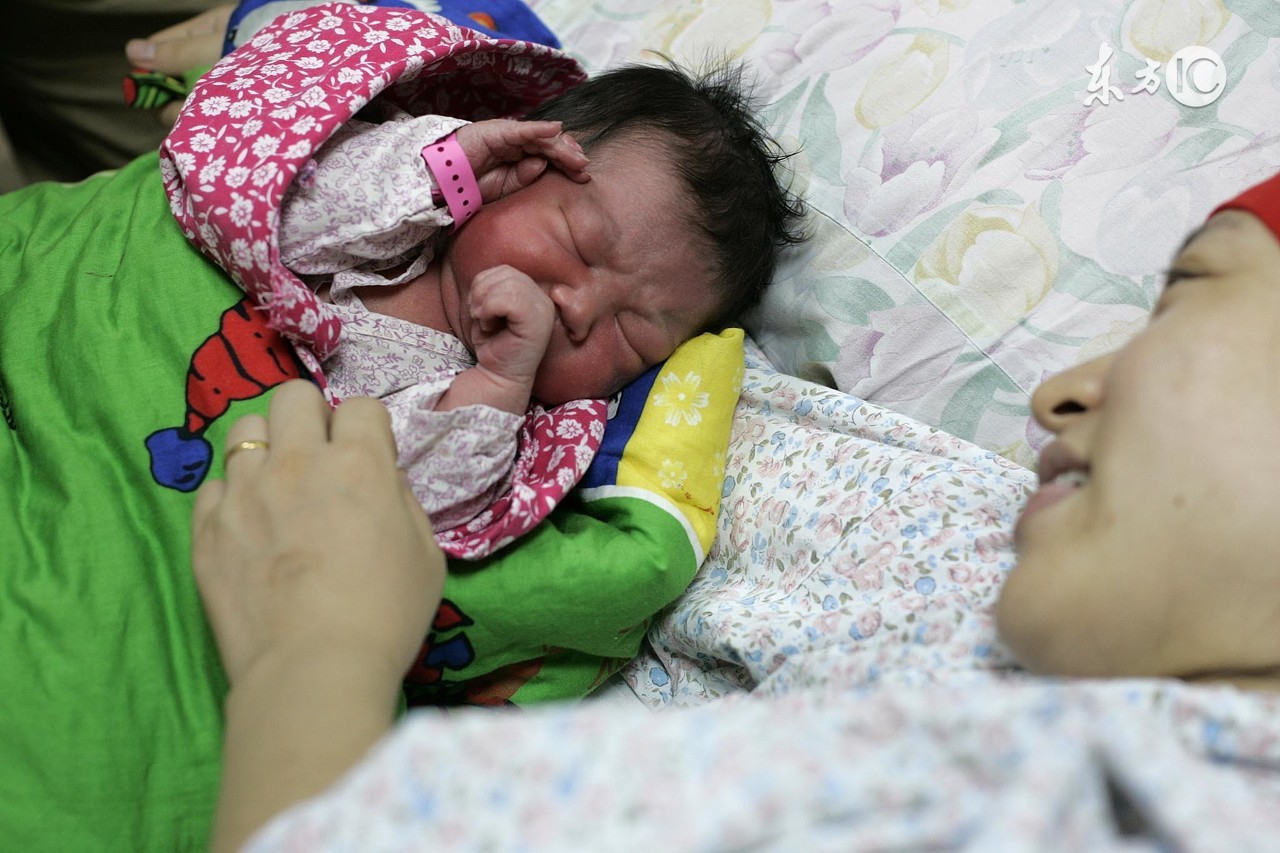 怀孕羊水少保胎成功,怀孕羊水破了要生了老公心疼