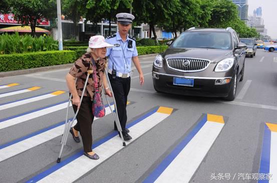 开车速度80撞伤了闯红灯的行人,开车撞了闯红灯的行人怎么办