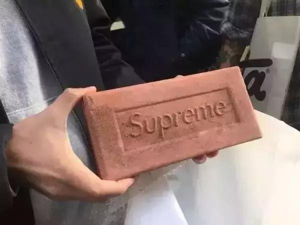 Prada卖185美刀的回形针被群嘲，那你让LV、爱马仕、superme怎么办？