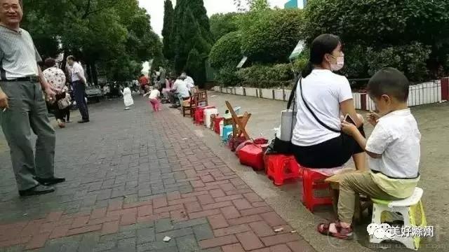 家长熬夜排队为孩子报名,滁州幼儿园报名流程示意图