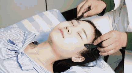 面部去皱，原来可以这样做！刮痧手法真人示范!值得收藏