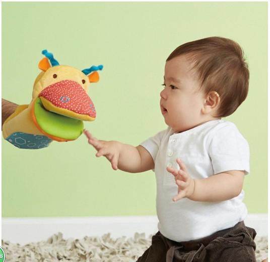 宝宝喜欢偷摸怎么办,宝宝爱摸脏的需要制止吗