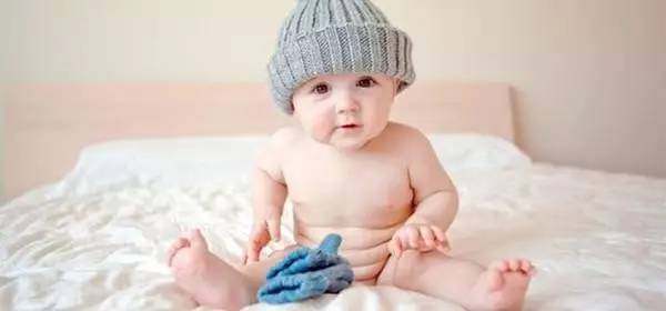 宝宝喜欢偷摸怎么办,宝宝爱摸脏的需要制止吗