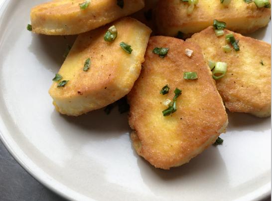 冰箱硬邦邦的剩馒头，这样做香酥可口，整个过程2分钟就搞定