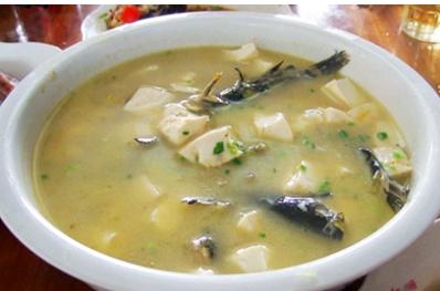 婆婆给坐月子的我下厨，感觉好饿，但是真的吃不下！