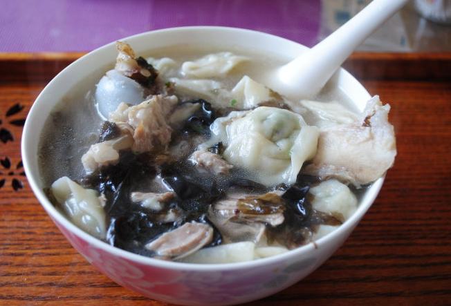 婆婆给坐月子的我下厨，感觉好饿，但是真的吃不下！