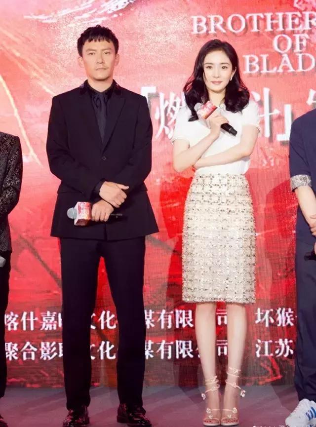 高能少年团杨紫奚梦瑶周冬雨出场,周冬雨奚梦瑶vogue对比