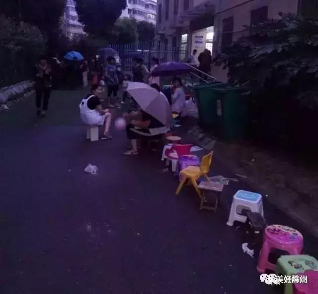 家长熬夜排队为孩子报名,滁州幼儿园报名流程示意图