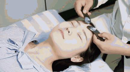 面部去皱，原来可以这样做！刮痧手法真人示范!值得收藏