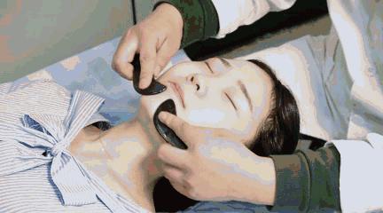 面部去皱，原来可以这样做！刮痧手法真人示范!值得收藏