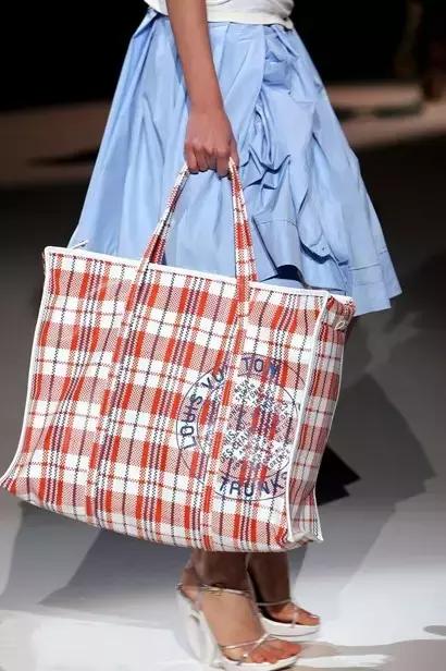 Prada卖185美刀的回形针被群嘲，那你让LV、爱马仕、superme怎么办？