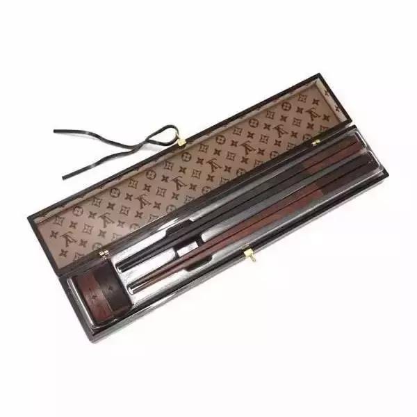 Prada卖185美刀的回形针被群嘲，那你让LV、爱马仕、superme怎么办？