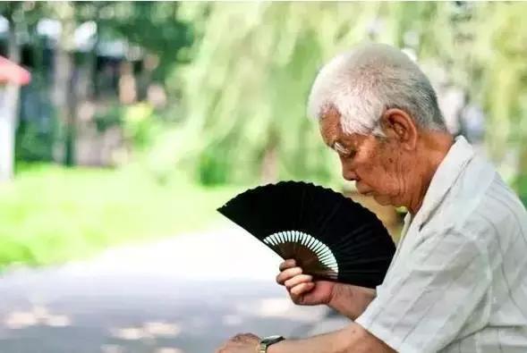 Prada卖185美刀的回形针被群嘲，那你让LV、爱马仕、superme怎么办？