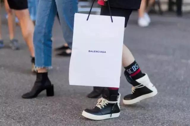 Prada卖185美刀的回形针被群嘲，那你让LV、爱马仕、superme怎么办？