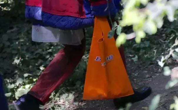 Prada卖185美刀的回形针被群嘲，那你让LV、爱马仕、superme怎么办？